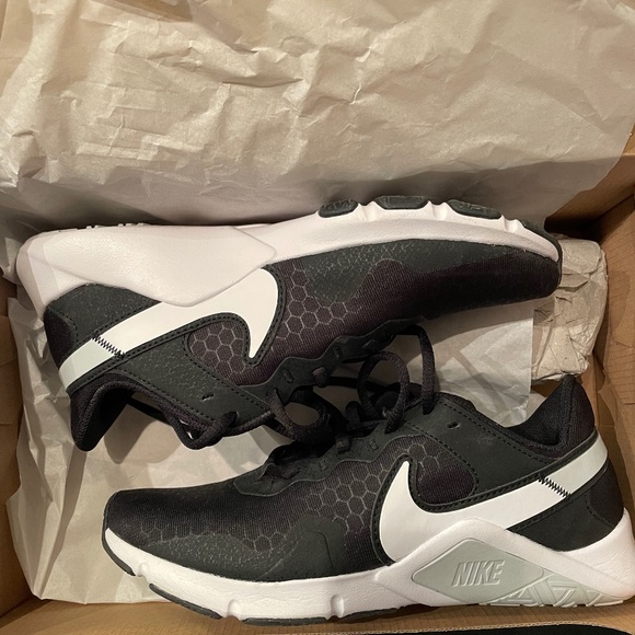 Women’s Nike Legend Essential 2 - Picture 1 of 2